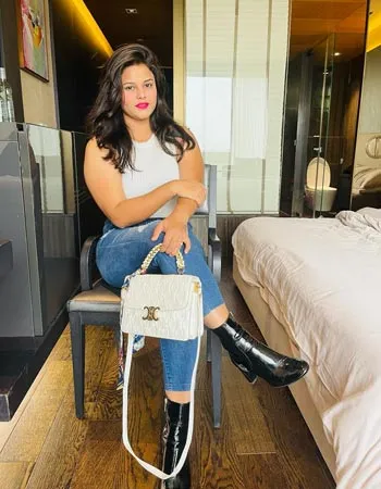 Gorgeous Lucknow Call Girl